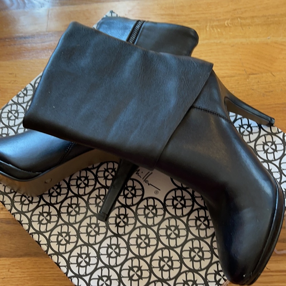Boot - Picture 2 of 9